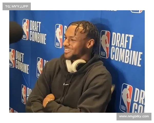 布朗尼半场手感冰冷未得分且出现3次失误表现低迷